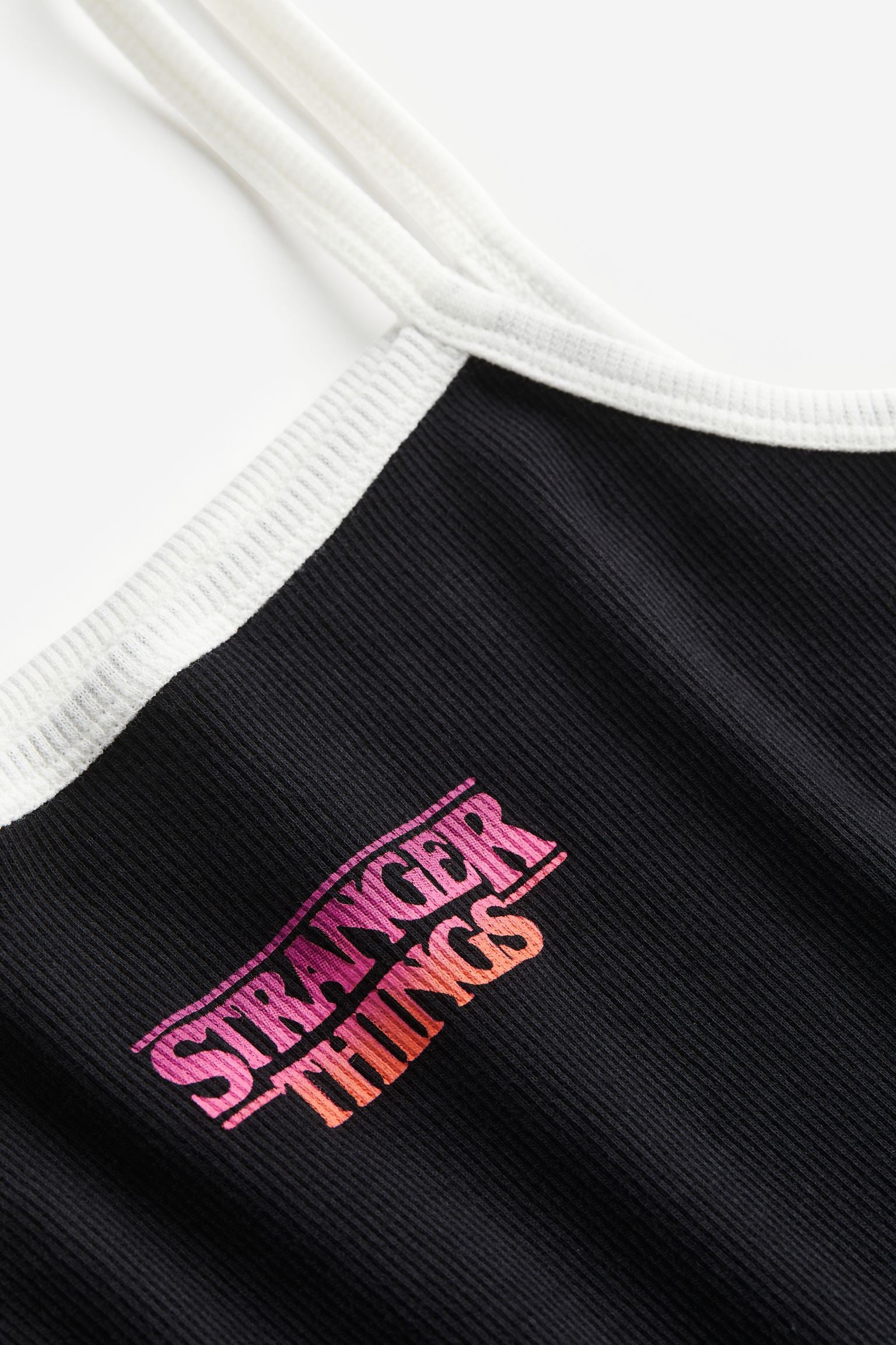 فستان مضلع مطبوع من H&amp;M Stranger Things، أسود