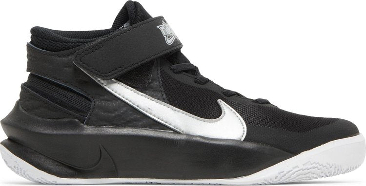 حذاء Nike Team Hustle D10 FlyEase GS 'Black Metallic Silver' باللون الأسود