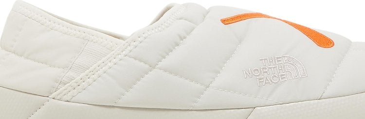 حذاء رياضي KAWS x ThermoBall Traction Mule VS Moonlight Ivory Orange، باللون الأبيض