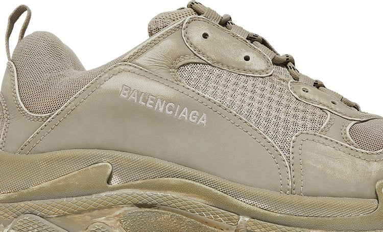 حذاء رياضي Balenciaga Triple S بلون البيج الفاتح الباهت والكريمي