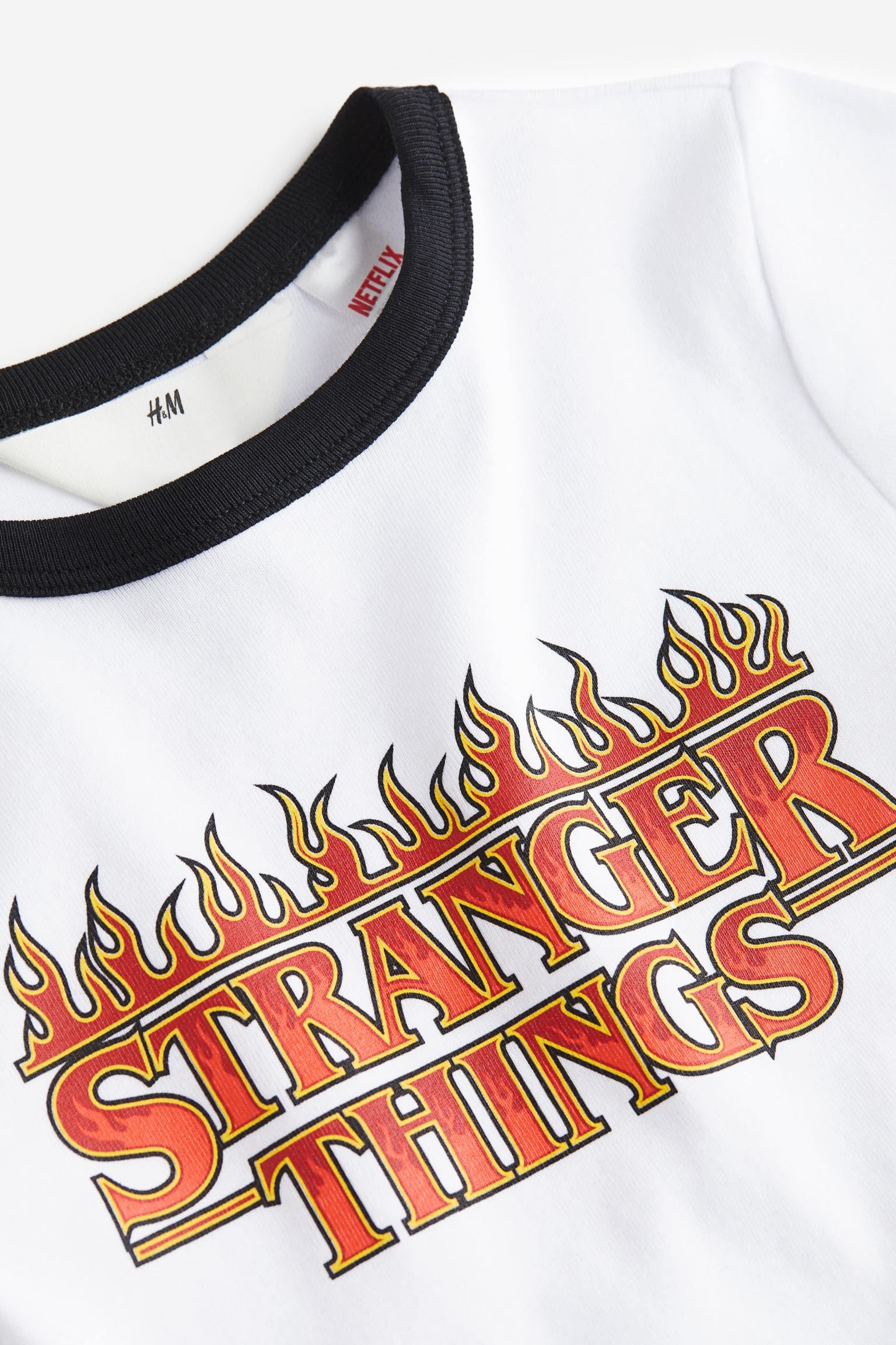 تي شيرت مطبوع عليه Stranger Things من H&amp;M باللون الأبيض