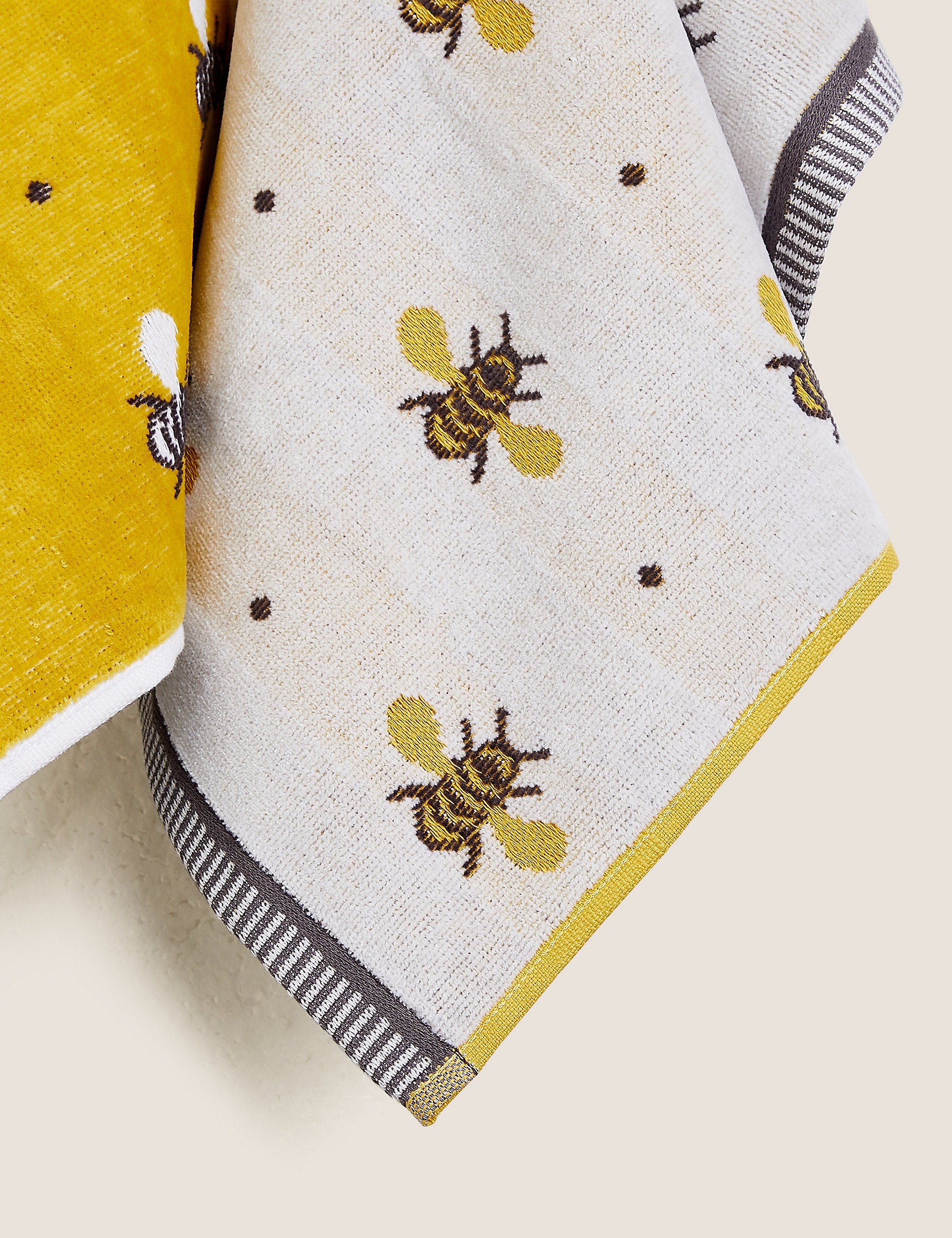 Set of 2 bee towels in pure cotton Marks & Spencer