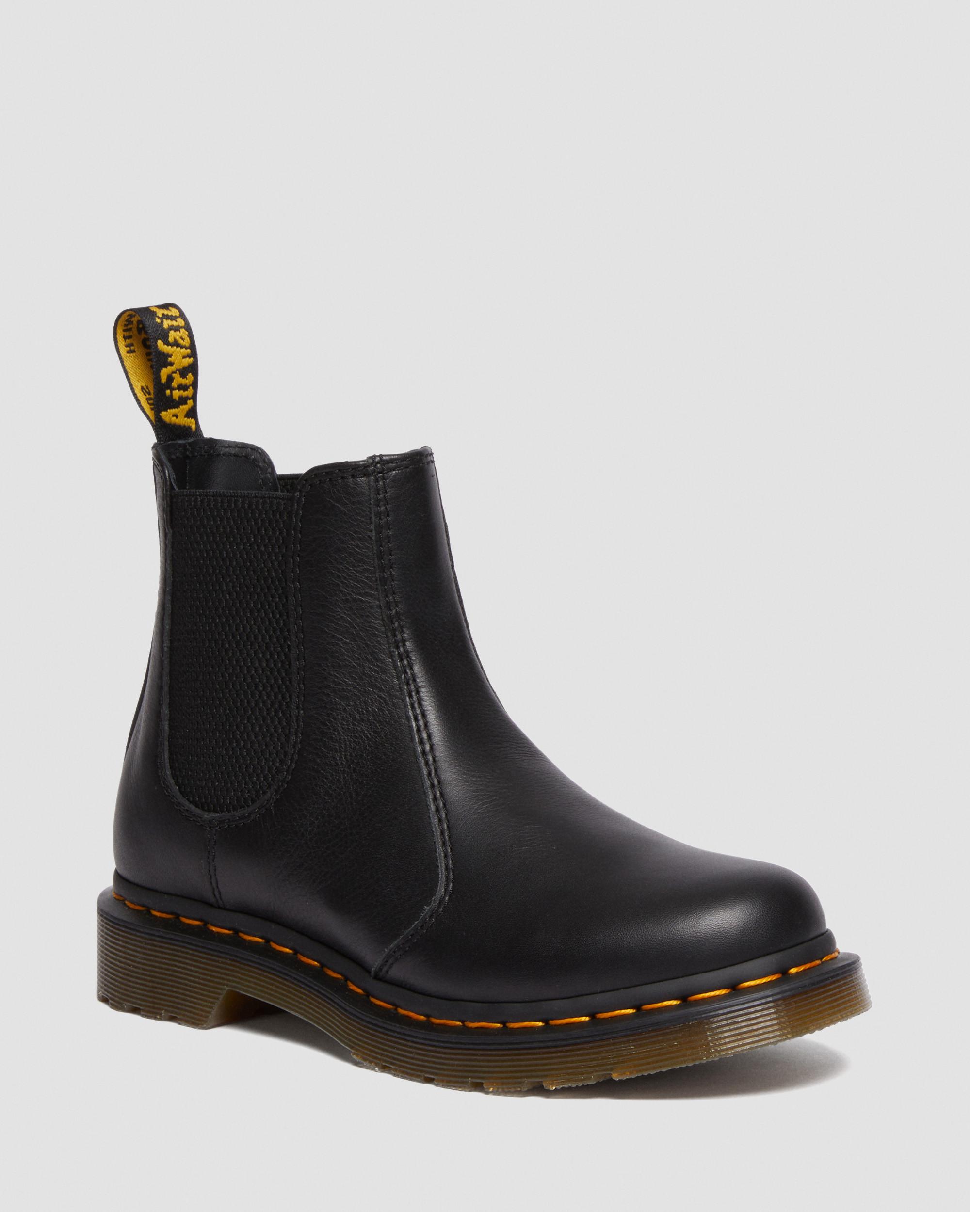 2976 حذاء تشيلسي جلدي للنساء من Dr. Martens