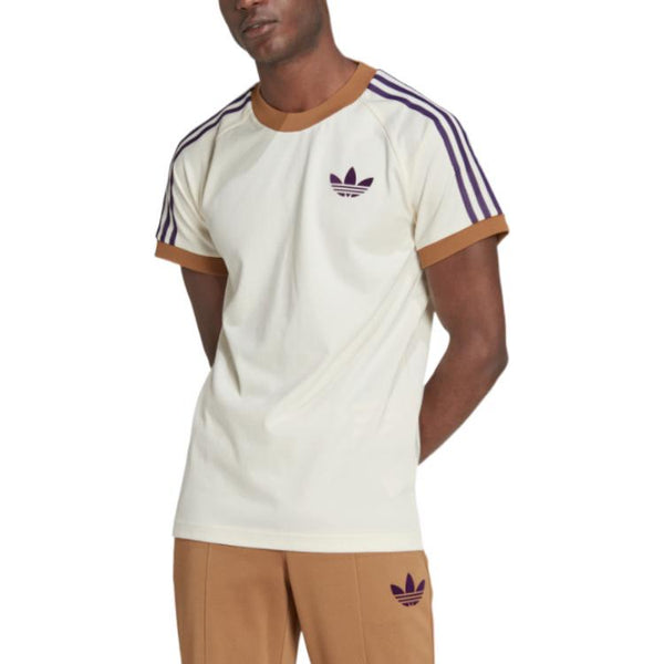 تي شيرت رجالي adidas originals Cali Tee مخطط على الكتف مضلع برقبة دائرية وأكمام قصيرة باللون الأبيض الحليبي، أبيض