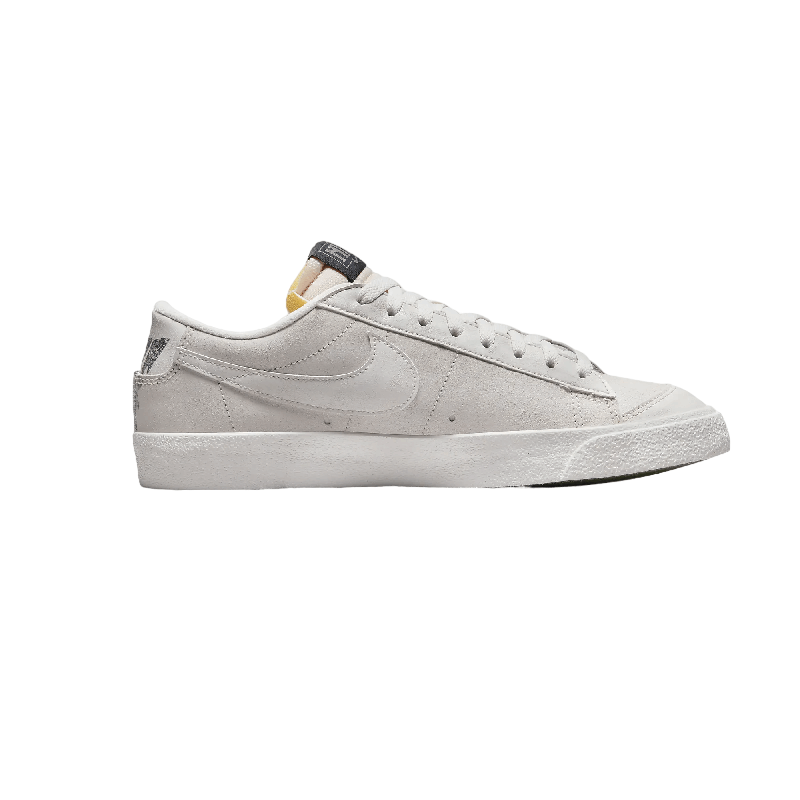 حذاء رياضي Nike Blazer Low '77 Premium باللون الرمادي الفاتح