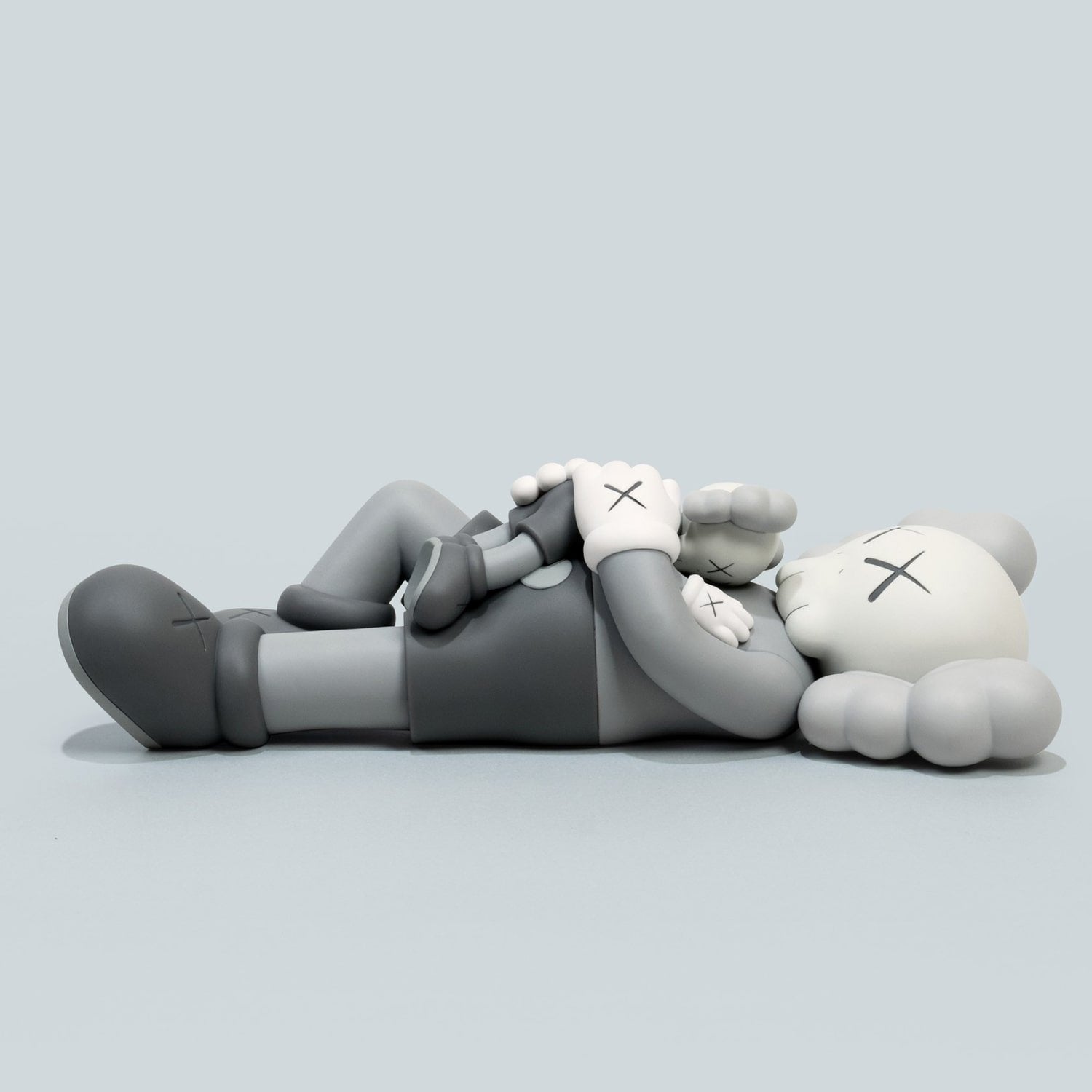 تمثال من الفينيل من Kaws Holiday Singapore، باللون الرمادي