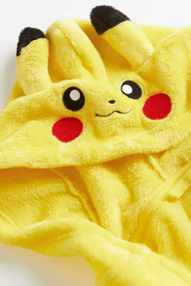 رداء من الصوف من مجموعة H&amp;M x Pokémon باللون الأصفر