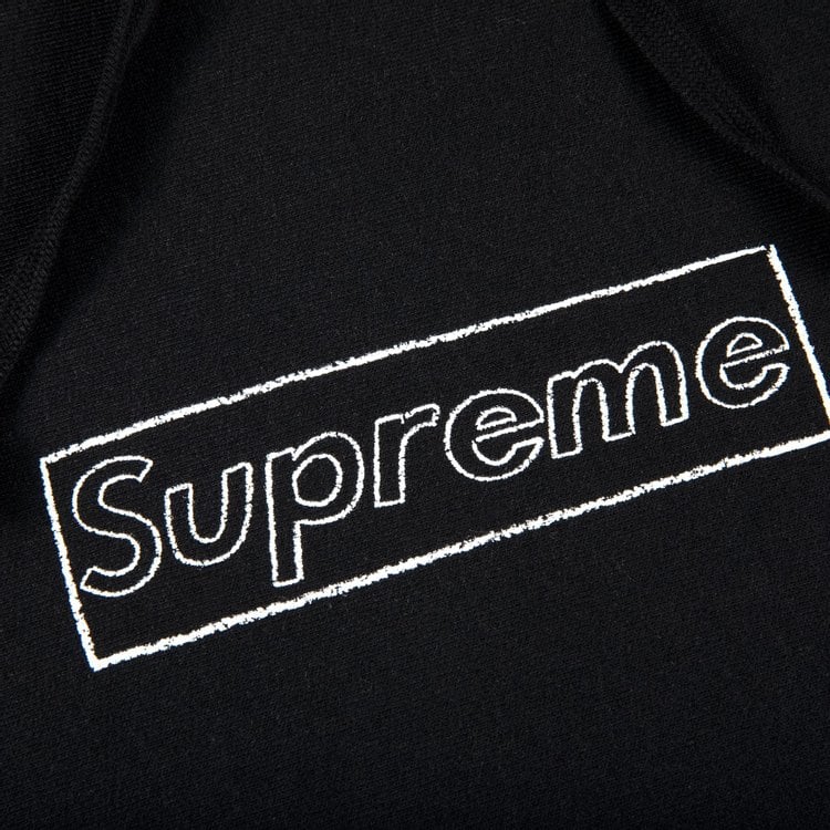 سويت شيرت بغطاء رأس وشعار Supreme x KAWS Chalk باللون الأسود، أسود