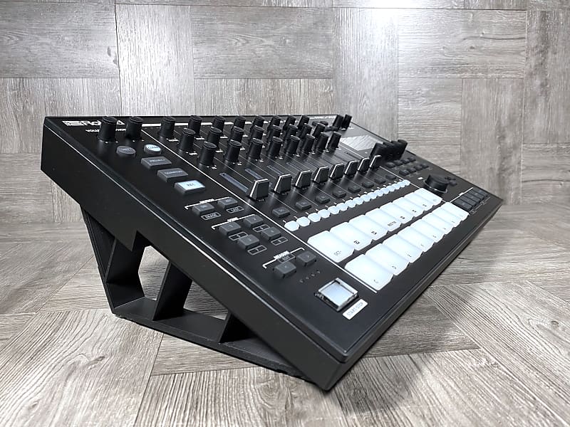 حامل طبول بزاوية 25 درجة لـ Roland MC-707 Groovebox / TR-8S - أسود - من KZcraftworks - الولايات المتحدة الأمريكية MC-707 / TR-8S