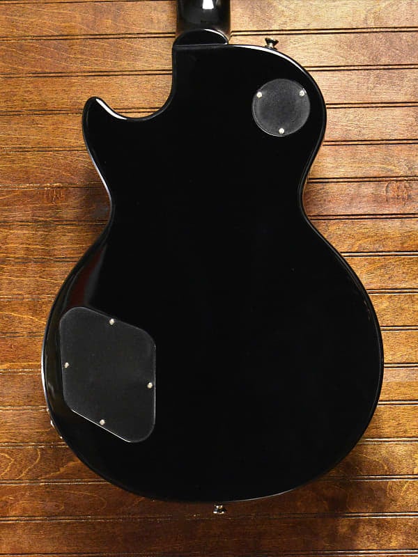 جيتار Epiphone Les Paul Classic، من خشب الأبنوس EILOEBNH1 EPIHONE LES PAUL CLASSIC EBONY NICKEL