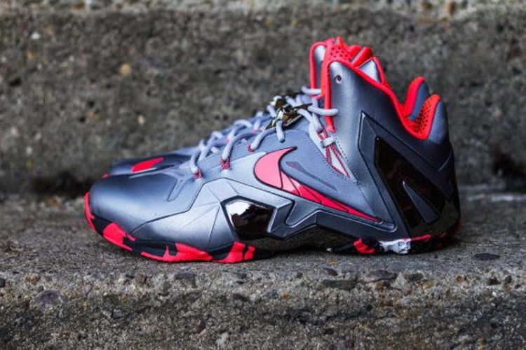 حذاء رياضي Nike LeBron 11 Elite 'Team' باللون الرمادي