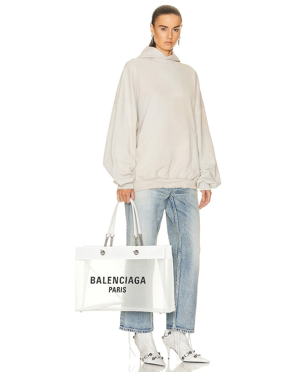 حقيبة كروس بودي كبيرة من Balenciaga Duty Free باللونين الأبيض والأسود