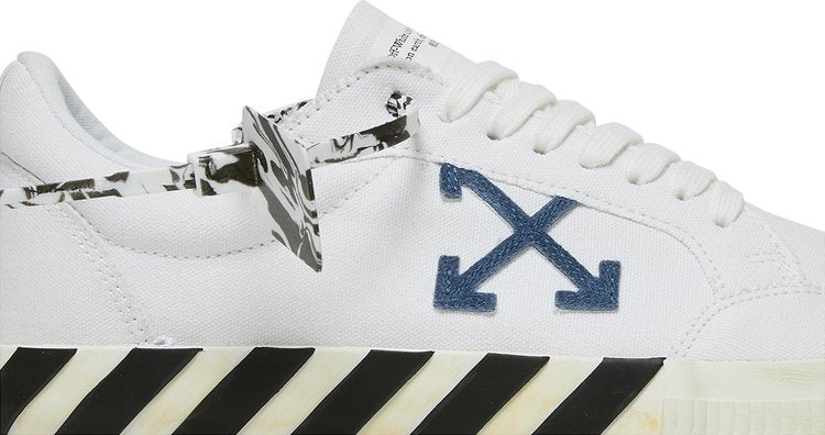 حذاء رياضي Off-White Vulc باللون الأبيض والأزرق الداكن 2021، أبيض