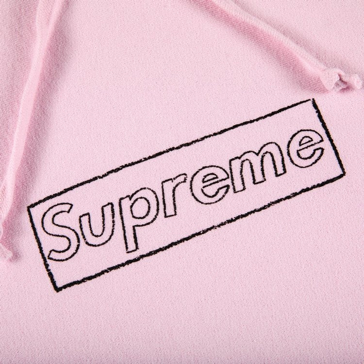 سويت شيرت بغطاء رأس وشعار Supreme x KAWS Chalk باللون الوردي الفاتح، وردي