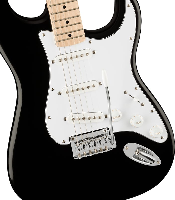 جيتار Squier Affinity Series Stratocaster بلوحة أصابع من خشب القيقب، وواقي ريشة أبيض، وواقي أسود