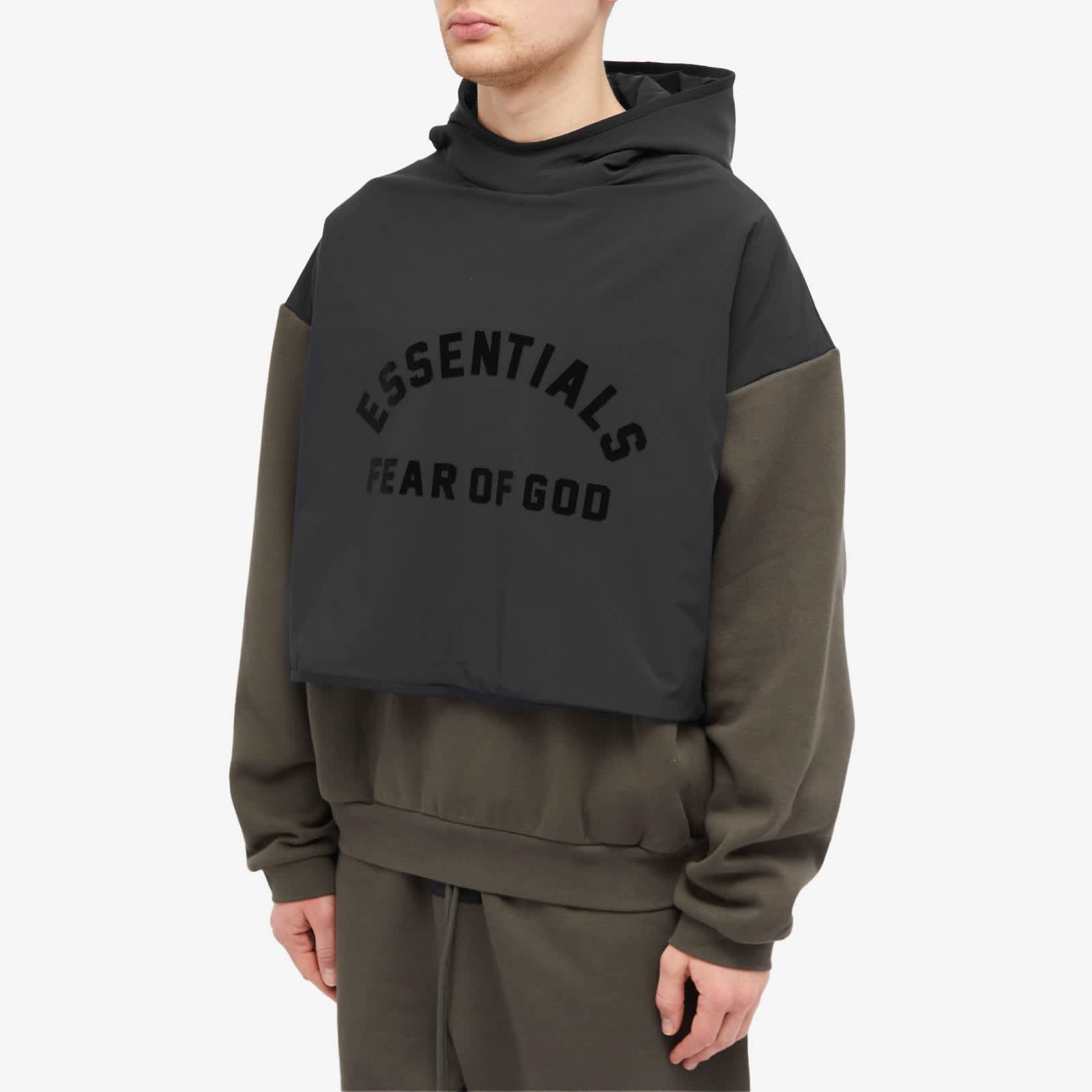 هودي من الصوف الربيعي من Fear Of God Essentials باللونين الأسود الداكن والأسود النفاث