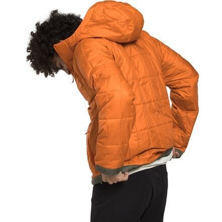 سترة Circaloft بسحاب 1/4 للرجال من The North Face، باللونين البرتقالي/البني الفاتح الجديد والأخضر