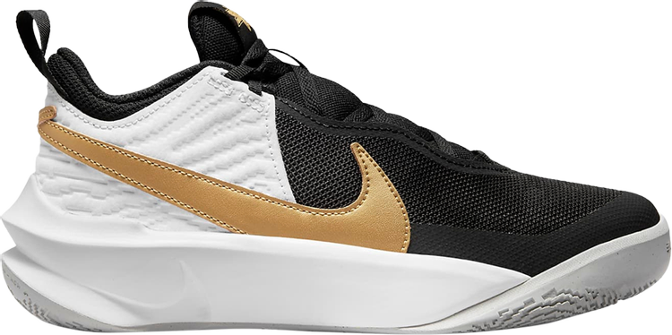 حذاء رياضي Nike Team Hustle D10 GS 'Black Metallic Gold' باللون الأسود