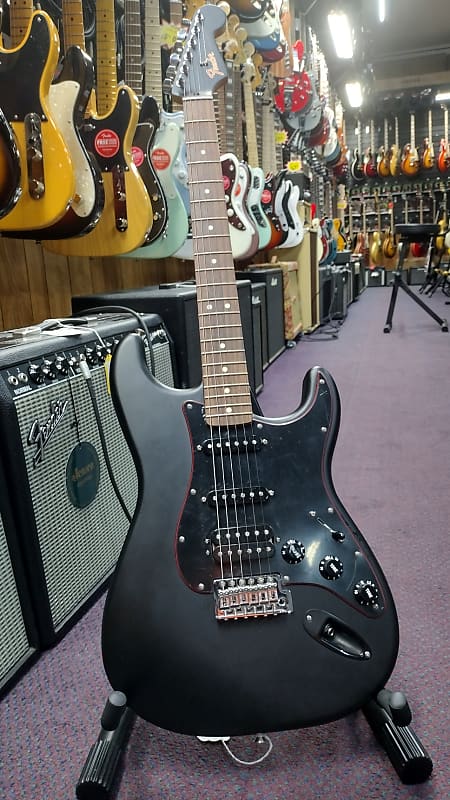 Electric guitar Fender Special Edition Noir Stratocaster HSS Special Edition Noir Stratocaster HSS with Matching Headstock Rosewood Fretboard