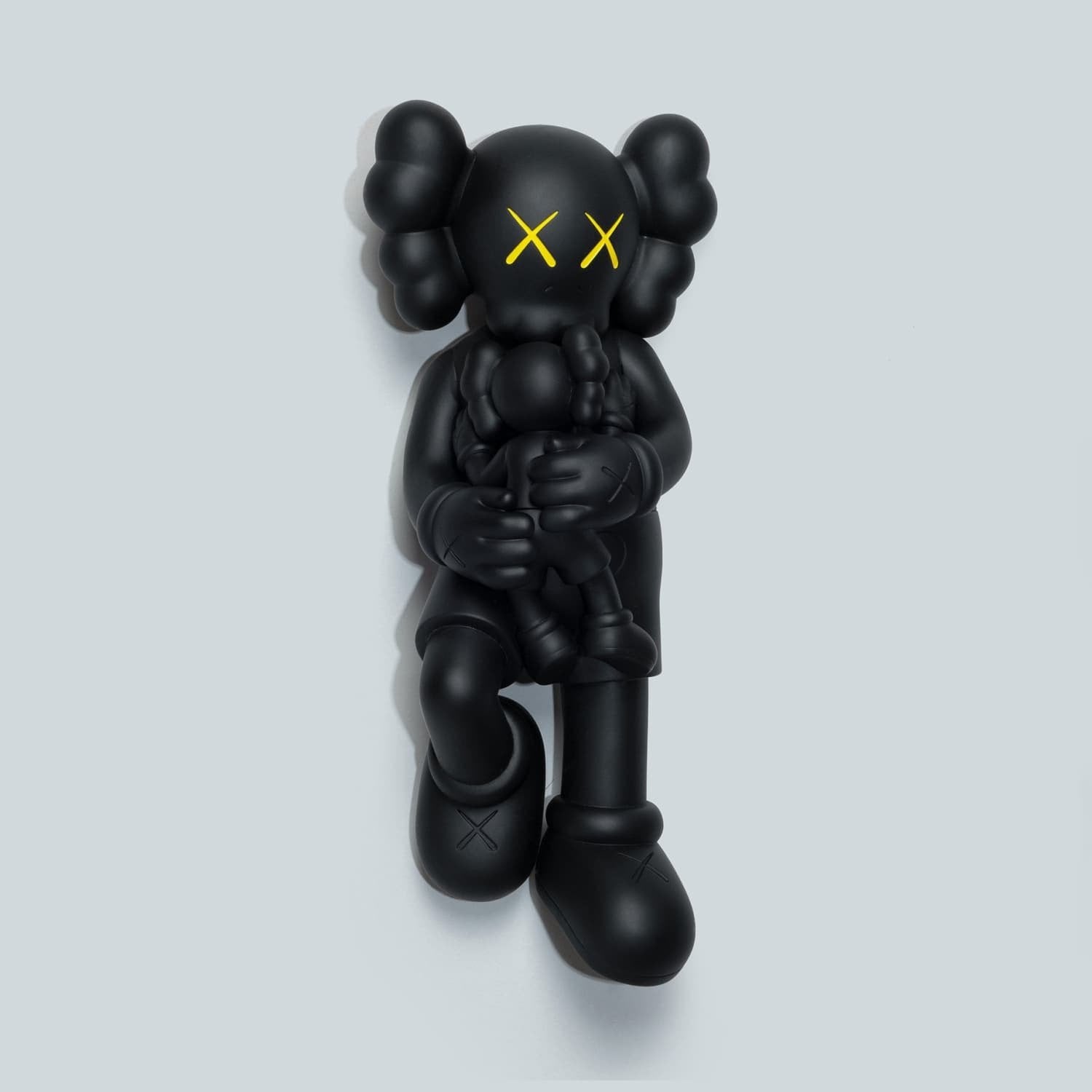 تمثال من الفينيل من Kaws Holiday Singapore، باللون الأسود