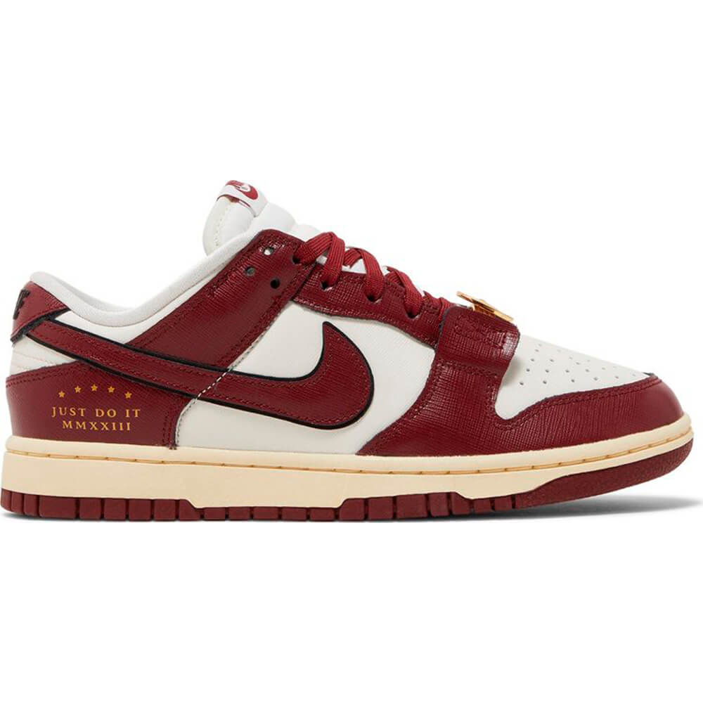 Wmns Dunk Low SE 'Sisterhood - Team Red' Sneakers, red