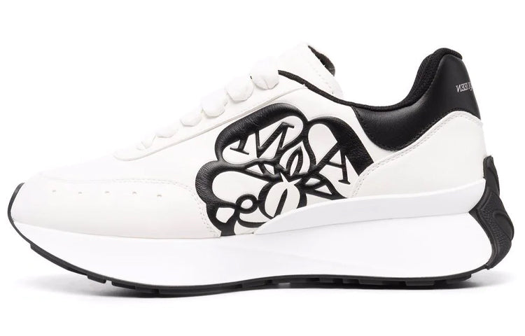 حذاء رياضي Alexander McQueen Sprint Runner Lifestyle للنساء، أبيض/أسود