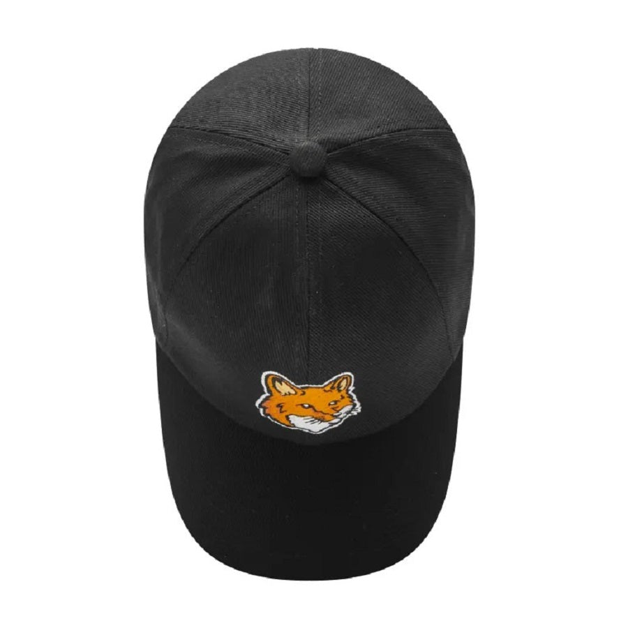 قبعة Maison Kitsune Large Fox Head Patch، باللون الأسود