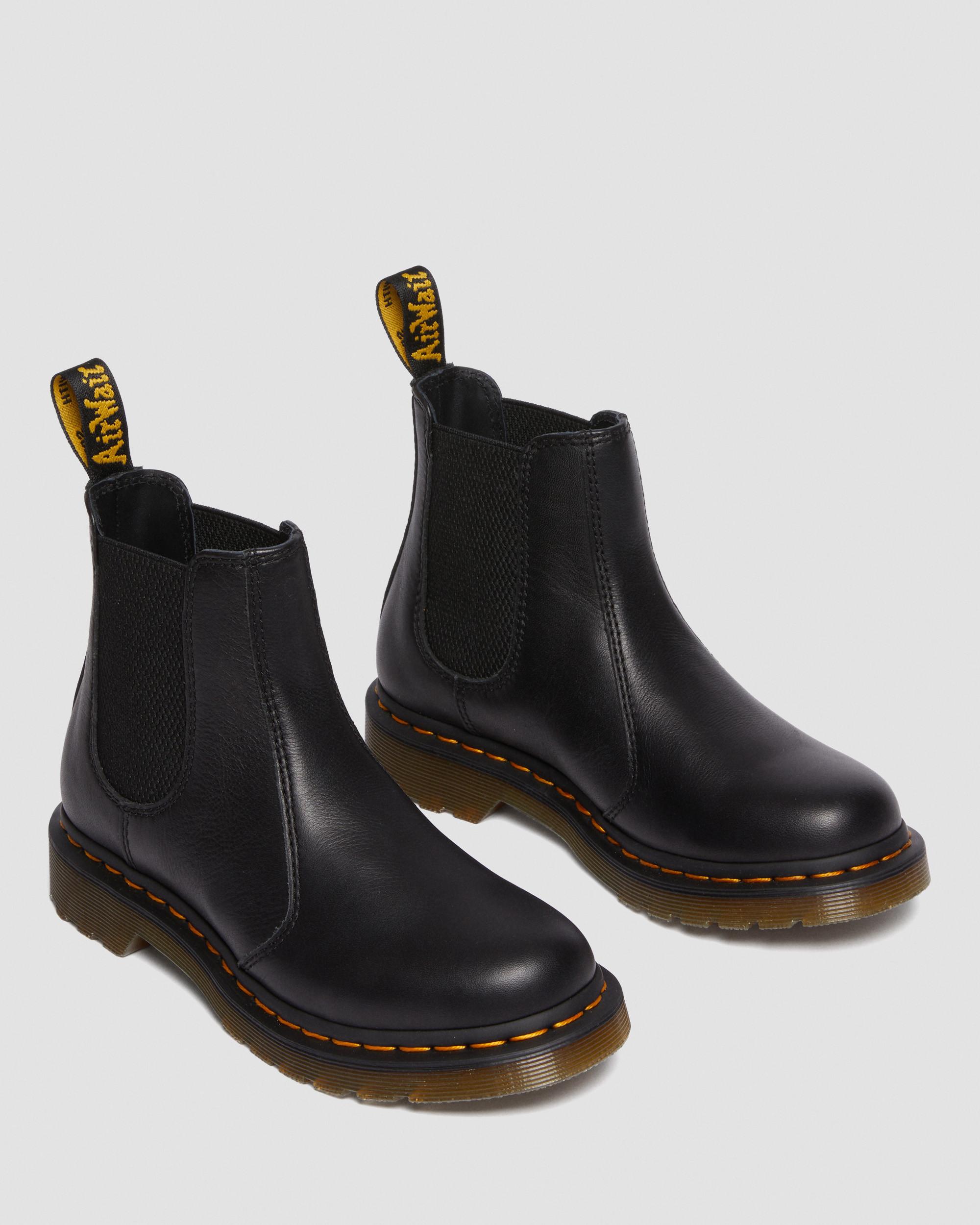 2976 حذاء تشيلسي جلدي للنساء من Dr. Martens