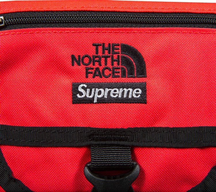 حقيبة RTG Utility من Supreme x The North Face باللون الأحمر الفاتح