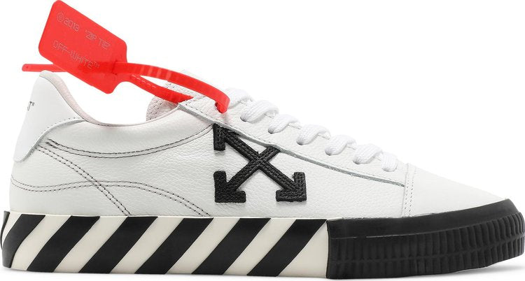 حذاء رياضي Wmns Vulc من Off-White باللون الأبيض والأسود