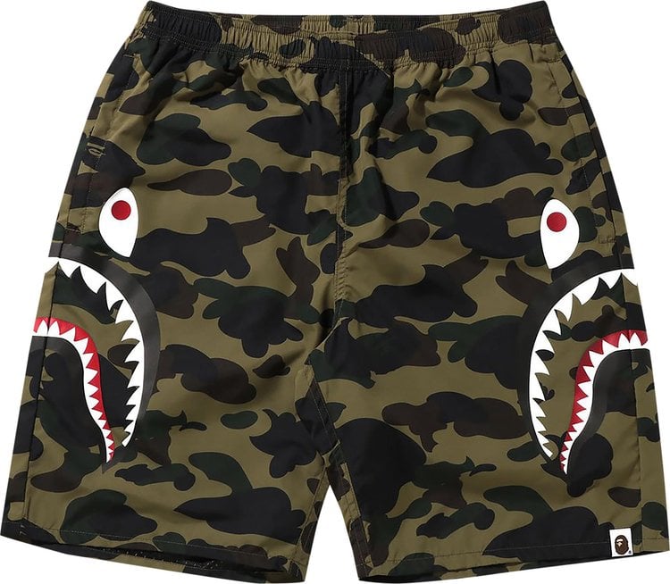 شورت شاطئ BAPE 1St Camo Side Shark باللون الأخضر، باللون الأخضر