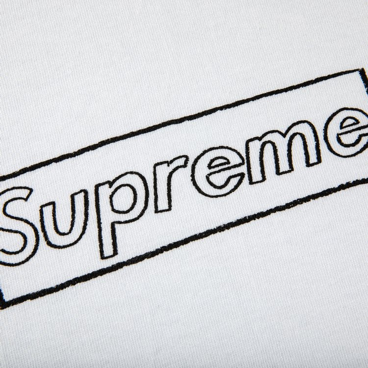 تي شيرت بشعار Supreme x KAWS Chalk باللون الأبيض