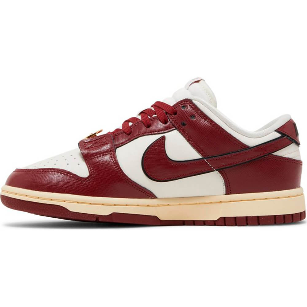 Wmns Dunk Low SE 'Sisterhood - Team Red' Sneakers, red