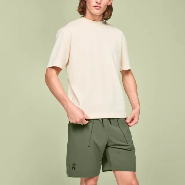 On Running Focus shorts, green/black