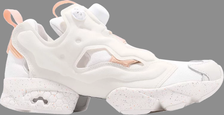 حذاء رياضي من Reebok باللون الأبيض من إنتاج شركة wmns instapump fury احتفالاً بعيد الفصح