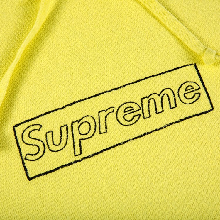 سويت شيرت بغطاء رأس وشعار Supreme x KAWS Chalk "Light Lemon"، باللون الأصفر