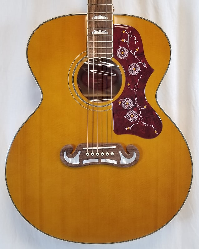 جيتار كهربائي صوتي Masterbilt J-200 من Epiphone مصنوع بالكامل من الخشب الصلب بلون عتيق لامع طبيعي 2022 IGMTJ200ANAGH1