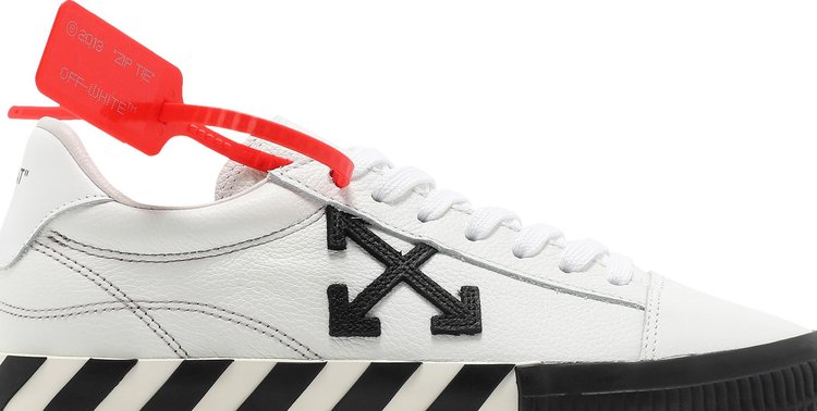 حذاء رياضي Wmns Vulc من Off-White باللون الأبيض والأسود