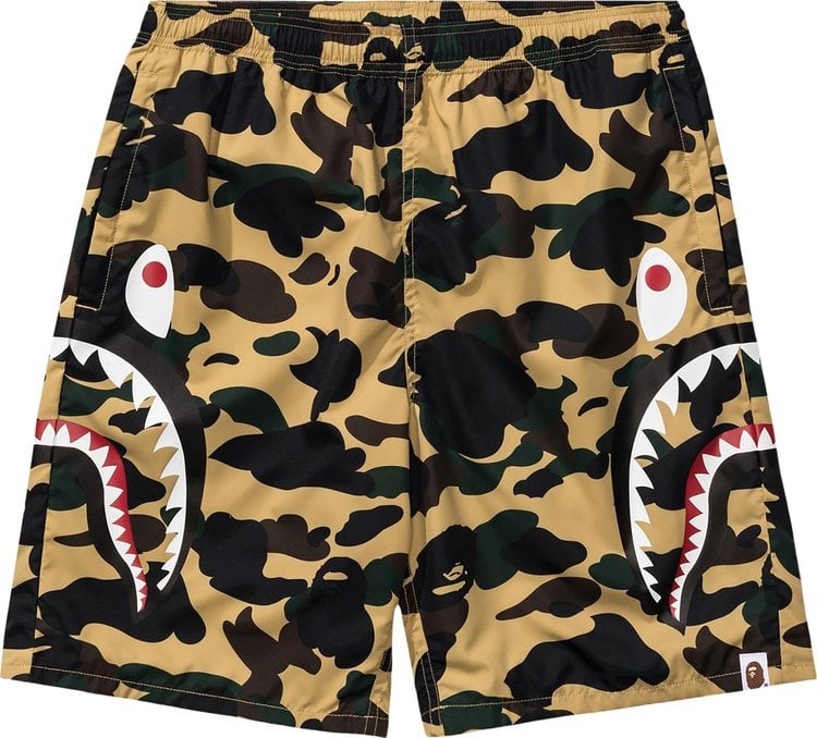 شورت شاطئ BAPE 1St Camo Side Shark باللون الأصفر، أصفر