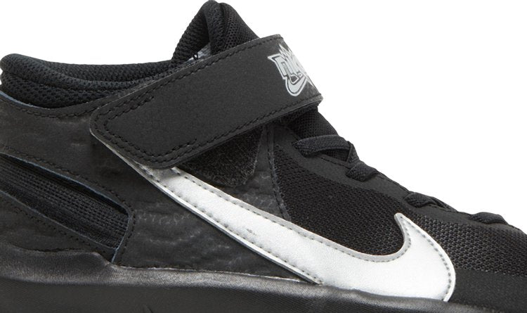 حذاء Nike Team Hustle D10 FlyEase GS 'Black Metallic Silver' باللون الأسود