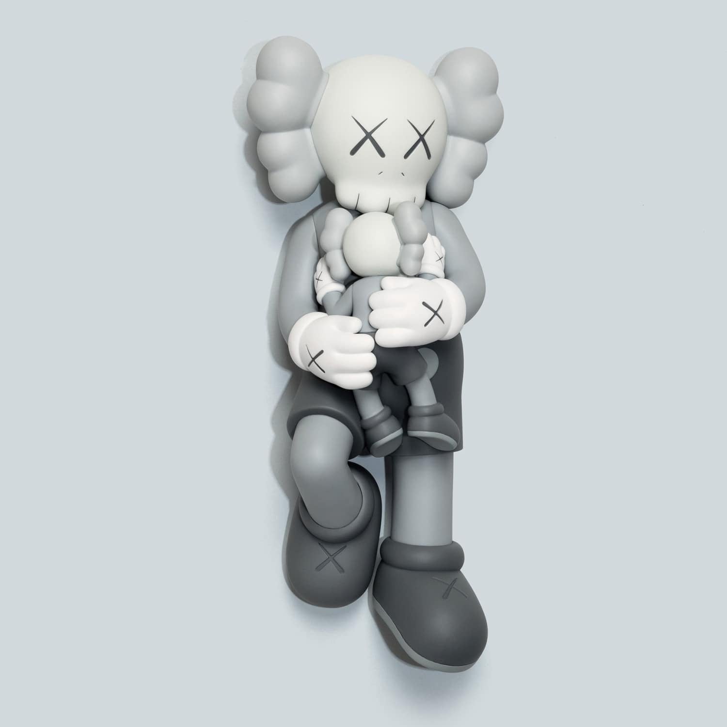 تمثال من الفينيل من Kaws Holiday Singapore، باللون الرمادي