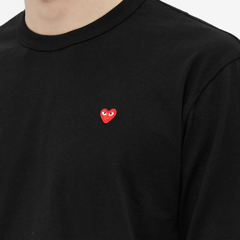 تي شيرت Comme des Garcons Play بأكمام طويلة وقلب أحمر صغير، أسود