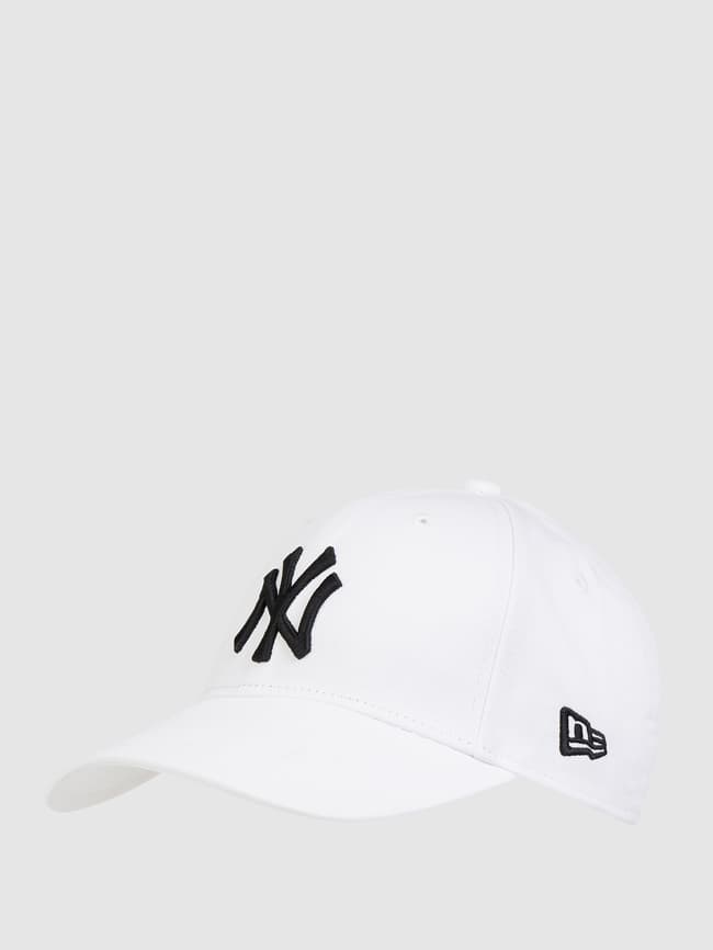 قبعة مطرزة من New York Yankees New Era باللون الأبيض