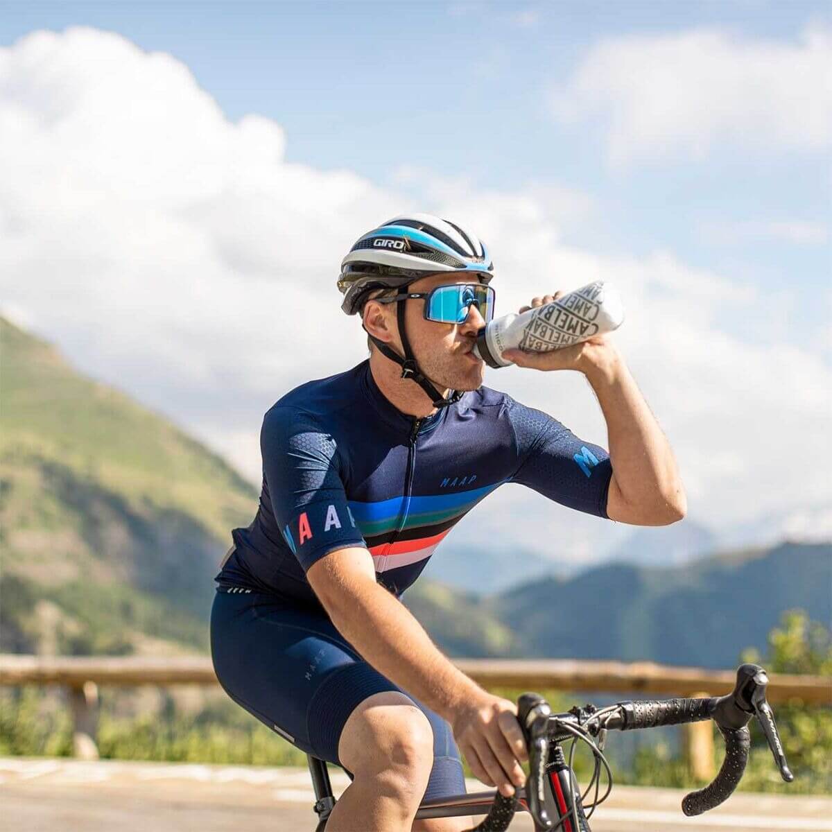 زجاجة مياه معزولة من CamelBak Podium Chill بسعة 630 مل، لون أبيض/رمادي