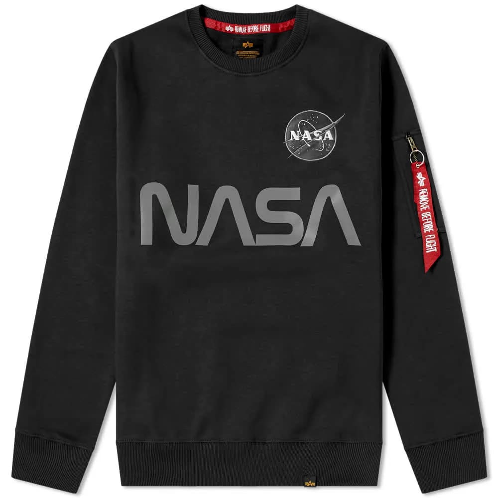 سترة عاكسة من Alpha Industries تحمل شعار NASA