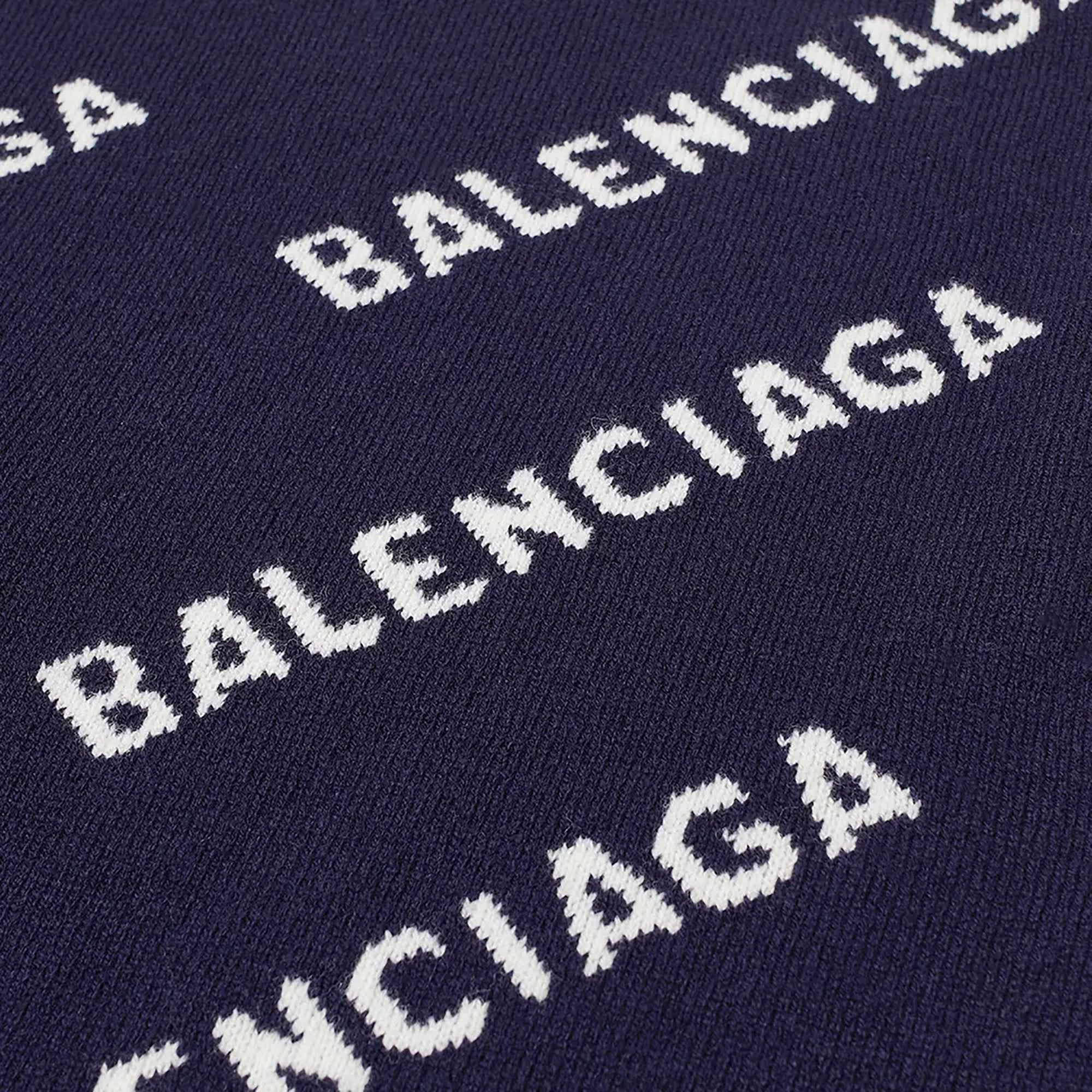 بلوزة Balenciaga Allover Logo بياقة دائرية باللونين الأسود والأبيض