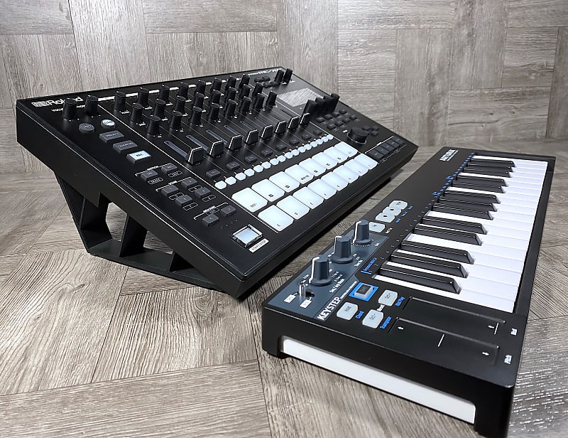 حامل طبول بزاوية 25 درجة لـ Roland MC-707 Groovebox / TR-8S - أسود - من KZcraftworks - الولايات المتحدة الأمريكية MC-707 / TR-8S