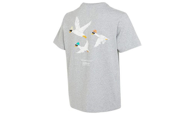 تي شيرت adidas originals Adventure Graphic Duckies باللون الرمادي