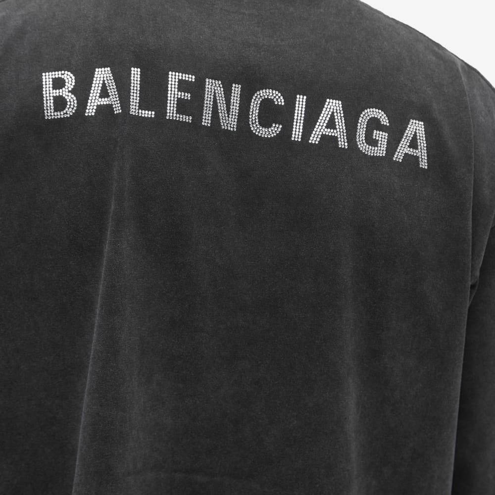 تي شيرت يحمل شعار Balenciaga على الظهر