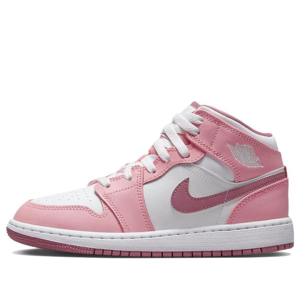 حذاء رياضي (GS) Air Jordan 1 Mid 'Valentine's Day'، لون مرجاني طباشيري/توت صحراوي/أبيض